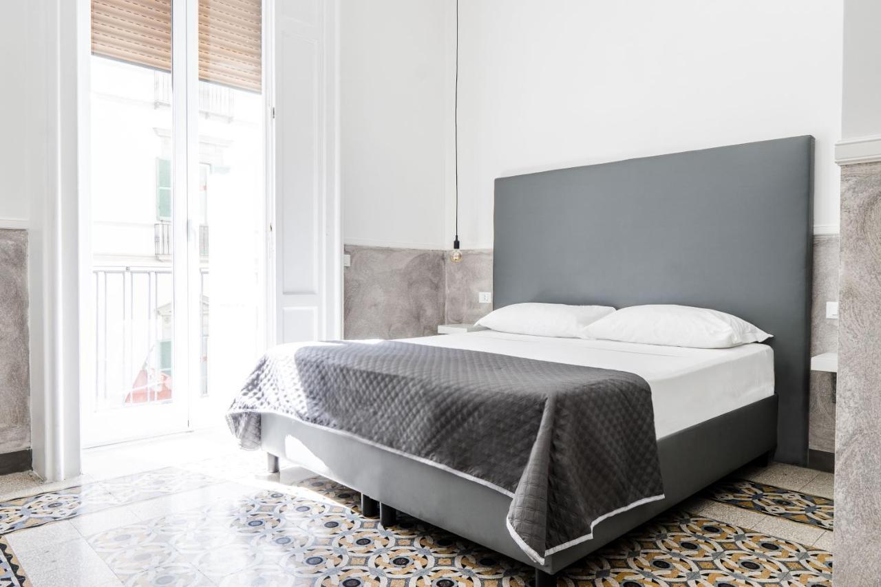 Toledostop Neapel Exterior foto A bed