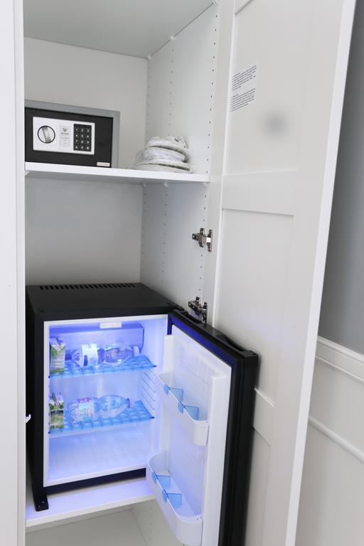 Toledostop Neapel Exterior foto A mini-refrigerator