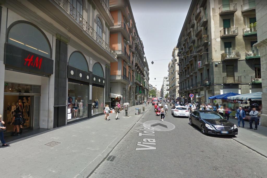 Toledostop Neapel Exterior foto The station is located on Via Torino, a shopping street.