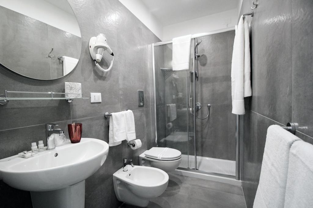 Toledostop Neapel Exterior foto A modern bathroom