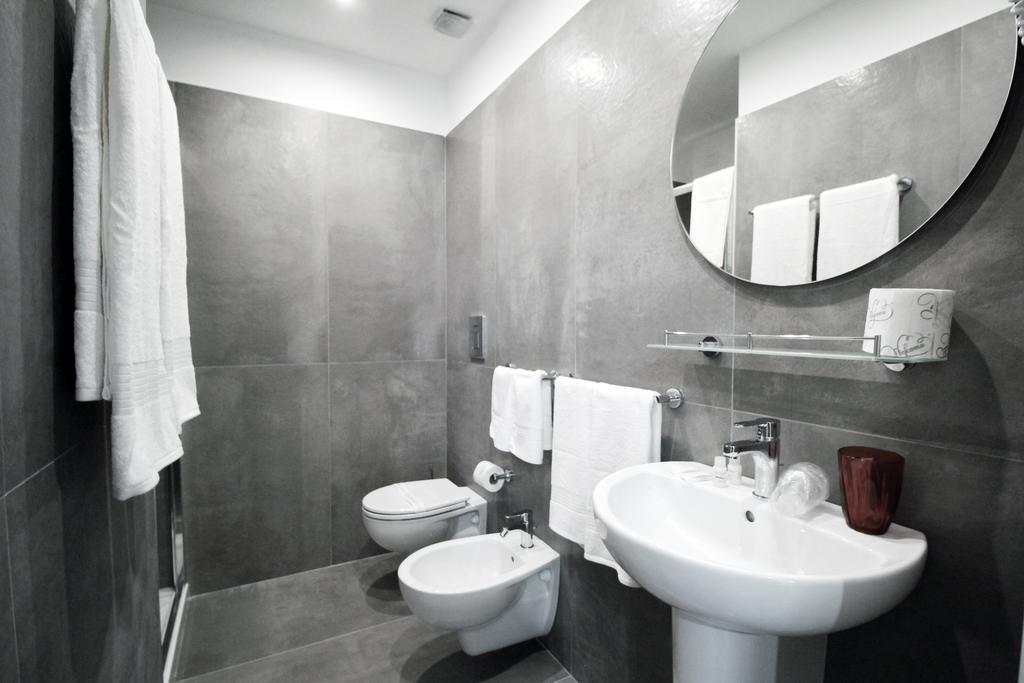 Toledostop Neapel Exterior foto Bathroom