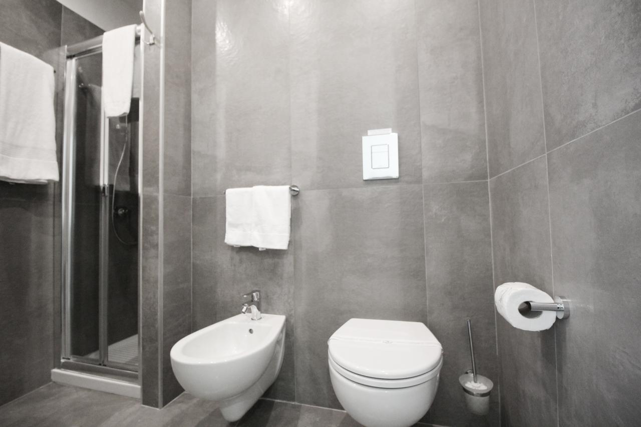 Toledostop Neapel Exterior foto A modern bathroom with a bidet and toilet