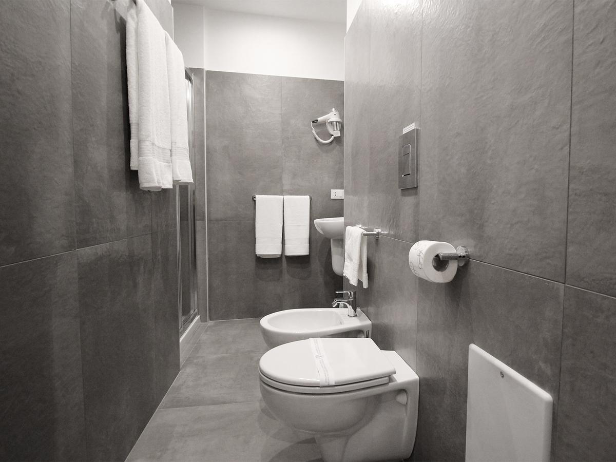 Toledostop Neapel Exterior foto Bathroom with bidet