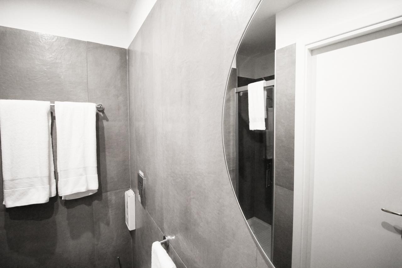 Toledostop Neapel Exterior foto Bathroom with polished concrete