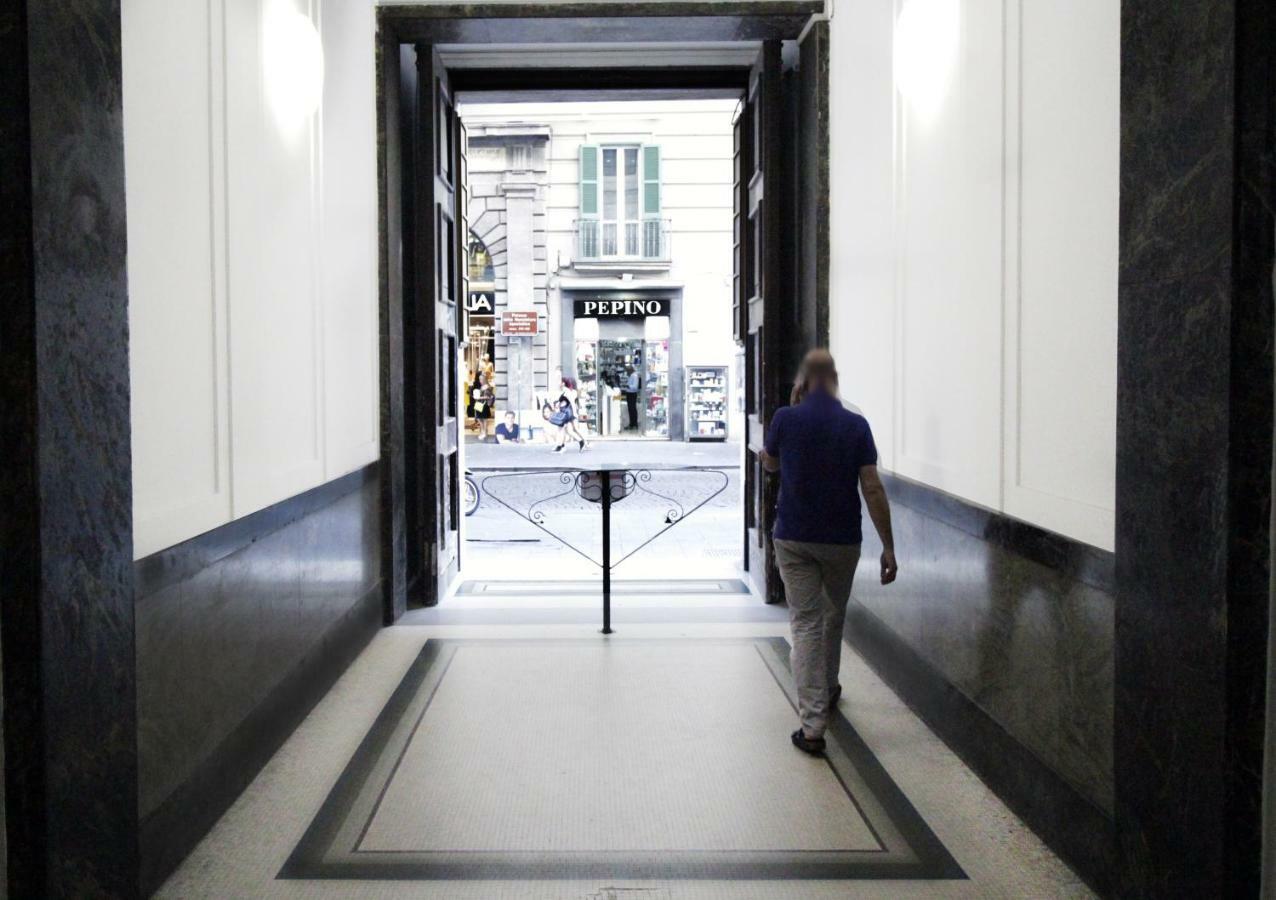Toledostop Neapel Exterior foto The entrance to the gallery